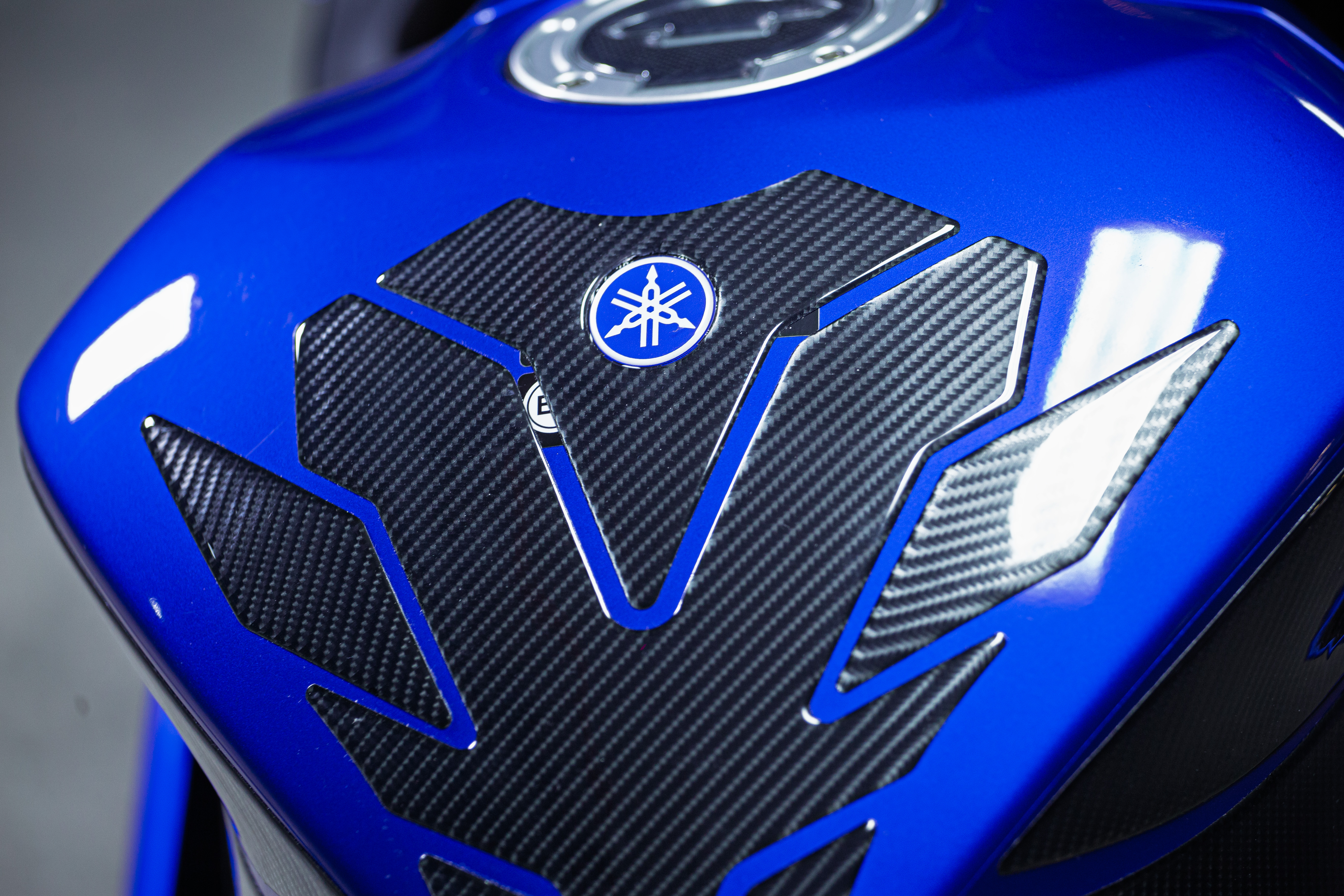 Yamaha YZF-R1 İçin En İyi Tank Pad Hangisi? 6D Karbon Tank Pad Rehberi
